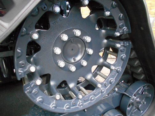 TJV885の駆動輪。2分割式でクローラのギザギザにローラーを引っ掛けるような作りになっています。
