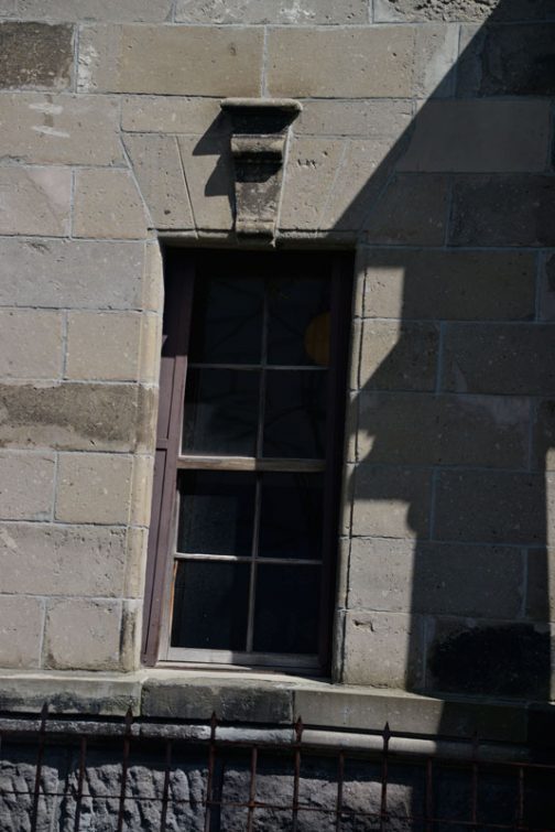 石造りの建物でもやはり窓上には飾りが・・・石の貼りかたも変えてオシャレです。