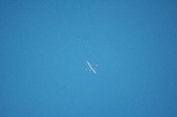 本日の一枚　↑クリックで拡大します　朝7時、成田へ向かうスイスエアの747が飛行機雲を引き、海に向かって飛んでいきます
