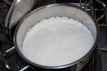鍋で米を炊く写真