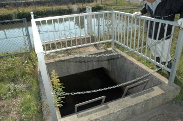 調整池からの取水口の点検