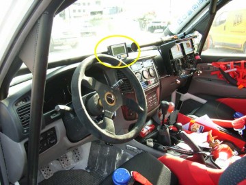 ちょっと古い写真ですが、チームランドクルーザーの車両。丸で囲んだところ、これ多分GPSだと思います。