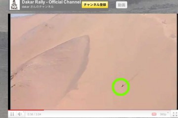 この映像での一番のスペクタクルはこれです！！！丸の部分、砂山を駆け下りる二輪です！そのスピード！砂山の大きさ！！！