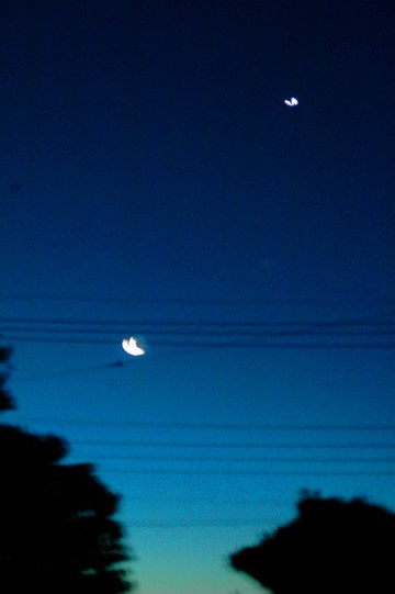 夜明け前の東の空、地面に近いほうから少しづつ色が変わってきました。右上が明けの明星、金星。左下が月です。（ぶれちゃってますけど）