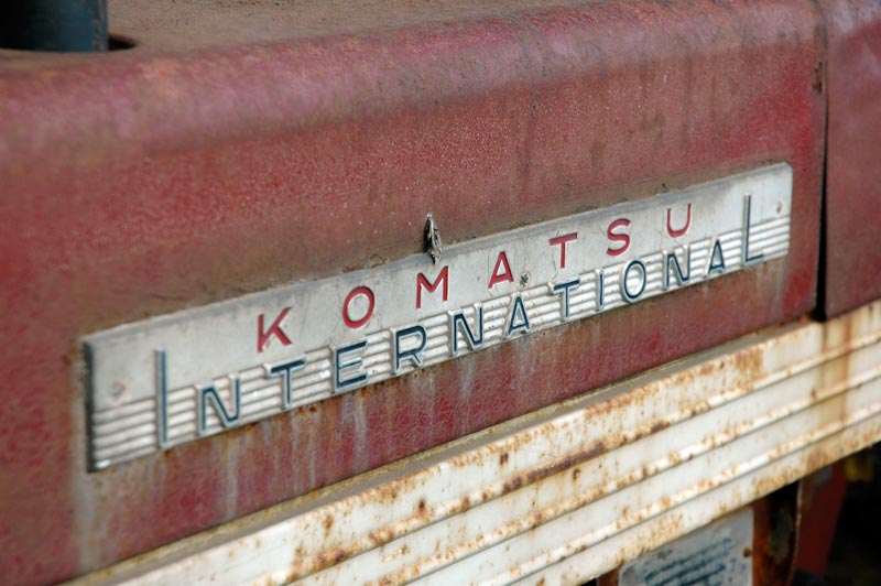 KOMATSUが凹ギザギザベースに凸でさらにそのてっぺんが凹のINTERNATIONALの文字。金属製なのかなあ・・・とっても凝ったネームプレート。