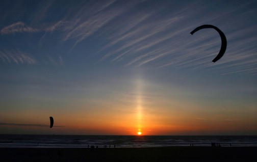 アメリカ合衆国カリフォルニア州サンフランシスコの太平洋沿岸で撮影された太陽柱。