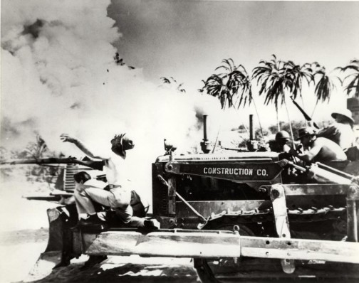 戦火と犠牲者とトラクターと戦争・・・何だかものすごく違和感のある写真です。
