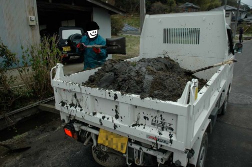 上げた泥はトラックに積み込みます。
