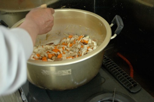 根菜から炒めて軽く火が通ったら水を入れ、煮えたところで醤油で味付け。