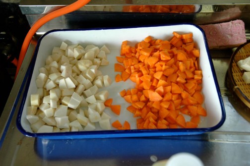 人参と里芋を切って・・・同じくらいの時間で料理できるよう、細かいながらも固いものは小さく、柔らかいものは大きめに切ります。
