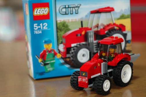 本物は買えませんが、これなら買える！　レゴのトラクター