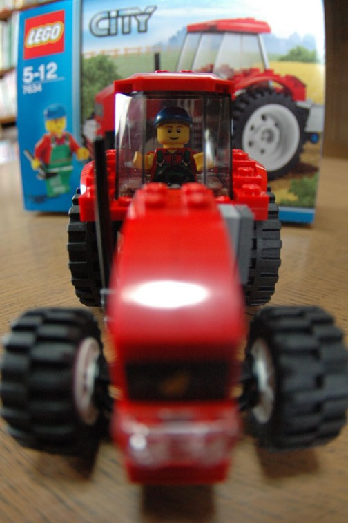 レゴの赤いトラクター　なんと操縦者のFIG君は屋根を取り外さないと外に出られないのでした・・・