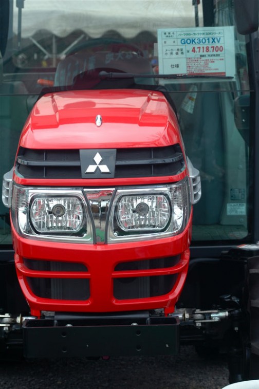 ASUMA三菱トラクタ　Mitsubishi Tractor ハーフクローラトラクタGOK301XV　30馬力　排気量1758cc　水冷4サイクル4気筒ディーゼル　価格¥4,718,700　その他は読めず
