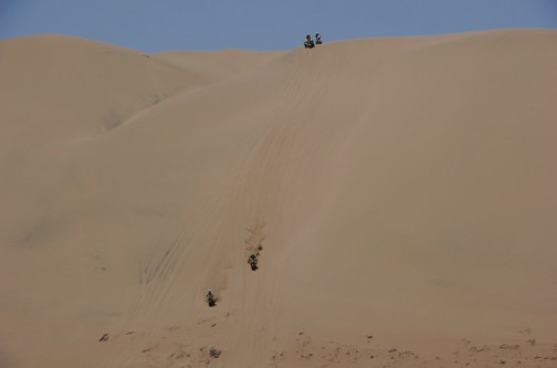 単車が豆粒みたいに見えます。でかい砂丘。