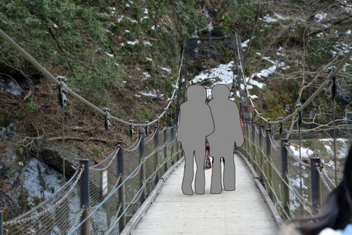 袋田の滝、吊り橋。吊り橋は大嫌いです。揺れるのがコワイのではなく、ありとあらゆるものが信用ならない感じだからです。