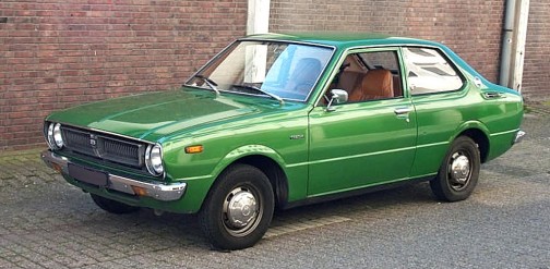 トヨタカローラ　1200DX 2ドアセダン 1976年だそうです。ウィキペディアより
