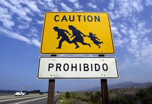 これは有名なピクト。高速道路をメキシコの不法入国者が渡るので注意！の看板。クルマには注意喚起、渡ろうとする人には「ダメだよ」と言ってます。