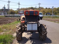 KUBOTA TRACTOR B6000　クボタトラクターB6000　一説によれば600cc2気筒ディーゼルエンジン11馬力　1973年から1977年まで生産されたそうです。前にドカンとバッテリーが乗っていますが、後から枠を作って載せたもののよう・・・でも実際にケーブルが繋がっているところを見ると、実用兼ウエイトと見た。ナイスアイディア！