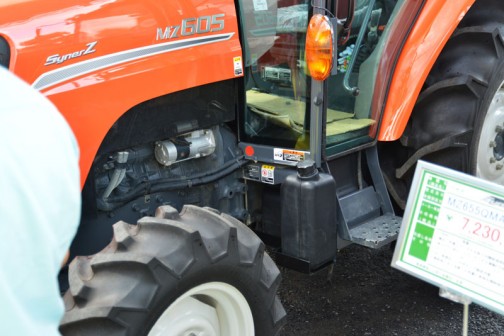 クボタkubota tractor NEW SynerZ ニューシナジー　MZ605QMAXCUL1P　価格￥6,920,640　燃料タンク置きはなく、床下に給油キャップが見えます。
