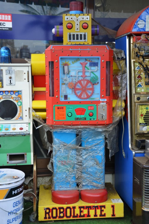 ロボレッティ1　なんなの？　というくらい訳がわからない自販機？ゲーム？　しかし造形は明らかに、これ以上はないというぐらいロボット。これだけですばらしい。