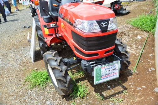YANMAR Tractor（EG100シリーズ） EG120VU　価格￥1,814,400　燃料タンク置きはこの位置！