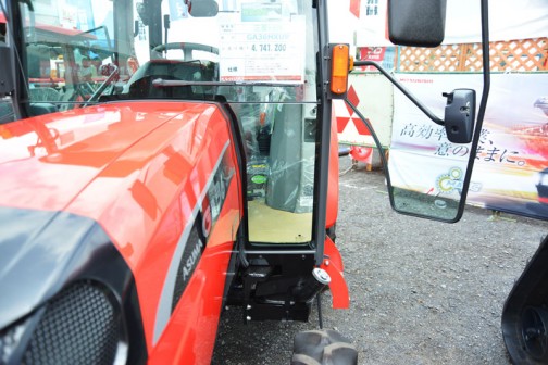 mitsubishi ASUMA tractor GA36HXUV　価格￥4,741,200　燃料タンク置きはなく、給油口は床下です。プラスチックタンクが多い中、金属製タンクのように見えます。