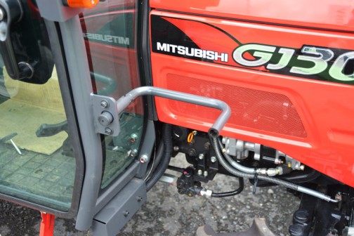 mitsubishi ASUMA tractor GJ30DXJ　価格￥3,581,280　燃料タンク置きはこの位置。