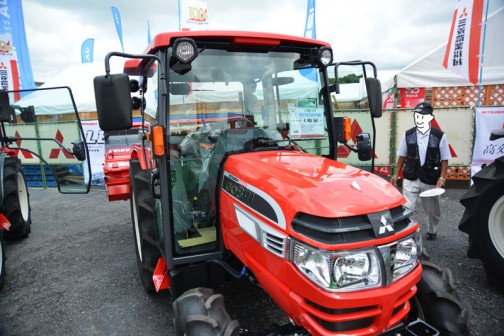 mitsubishi ASUMA tractor GO341XMY8B　価格￥4,948,560　これは燃料タンク置きがどうなっているのか撮り忘れてます。