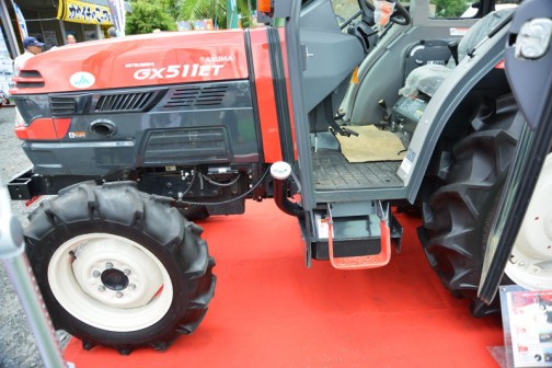 mitsubishi ASUMA tractor GX511XET-Z　価格￥4,100,000　燃料タンク置きはなく、床下から長く給油口が伸びています。