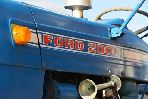FORD2000は調べてみると思ったより全然古くて（見た目が綺麗で新しく思えたんです）1965年-1975年、少なくとも40年、ヘタをすると50年くらい前のものみたいです。  このフォードはENFO（イギリスフォード）ではなく、アメリカ製で、エンジンはガソリン、ディーゼルともに2.6Lの3気筒（この機体は・・・ガソリンなのかなあ）馬力は34馬力とか36馬力とか色々記述は見受けられます。