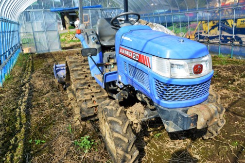 iseki tractor blue hunter 20　イセキトラクター、ブルーハンター20。セミクローラタイプの小さなトラクターです。