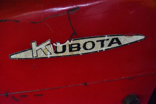 1964　KUBOTA Tractor RV70 10PS  機種名：クボタトラクタ 形式・仕様：RV-70型　10馬力 製造国・国：（株）クボタ　日本 導入年度：1964（昭和39）年 使用経過：水田地帯に多く導入された機種で、乗用耕耘機として人気が高かった。 主な作業はロータリでの耕耘。