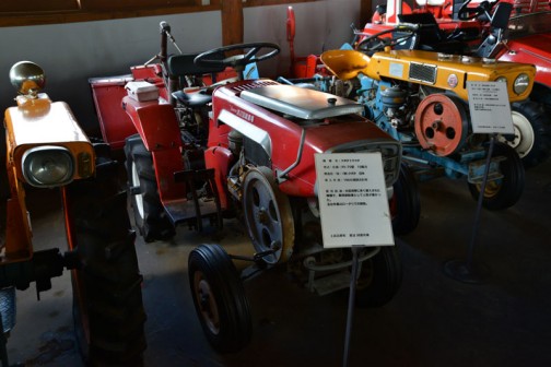 1964　KUBOTA Tractor RV70 10PS  機種名：クボタトラクタ 形式・仕様：RV-70型　10馬力 製造国・国：（株）クボタ　日本 導入年度：1964（昭和39）年 使用経過：水田地帯に多く導入された機種で、乗用耕耘機として人気が高かった。 主な作業はロータリでの耕耘。