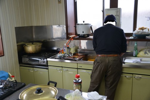 台所では料理長による付け汁の「けんちん」が既に火に掛かっています。「けんちん蕎麦」茨城ではかなりポピュラーだそうですね！