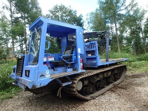 イワフジ工業株式会社の林業機械、フォワーダ　安全フレームは農業用トラクターよりガッチリしているように見えます。