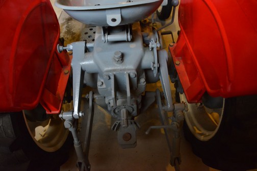 ヤンマートラクタ  1961年（昭和36） ヤンマー農機㈱　（日本） YM-18型　18馬力　空冷ディーゼルエンジン  1962年（昭和37）昭和35年発売、国産トラクタとして各地で導入が進む。 末永途中入手、使用経過は不明。 後に岩崎が入手自家保存していた。 