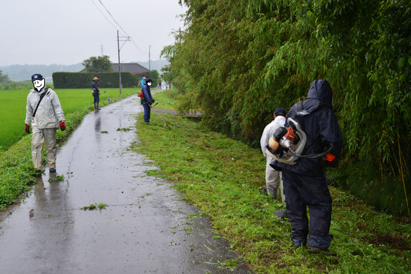7月5日、雨の中の水路の草刈りの様子。