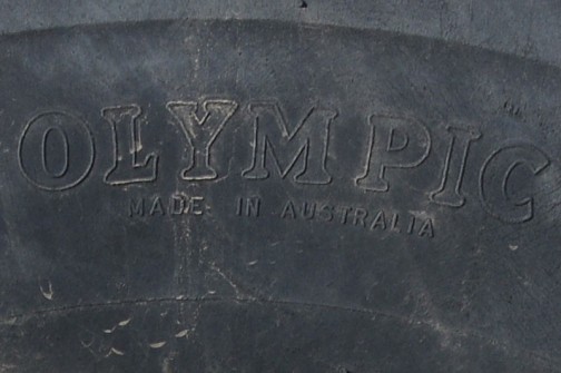 拡大します。OLYMPIC MADE IN AUSTRALIAって書いてあります。