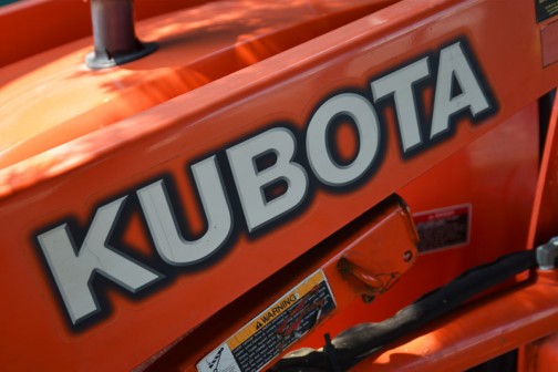 Backhoe loader tractor Kubota M59 2008年からの現役モデルのようです。 エンジンは4気筒2.4リッターディーゼル59馬力/2700rpm+EGR