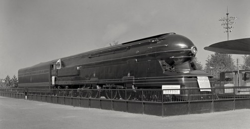 PPR-S1という蒸気機関車、このアールデコ調の外装をデザインしたのがレイモンド・ローウィさんなんだそうです。ひえ〜