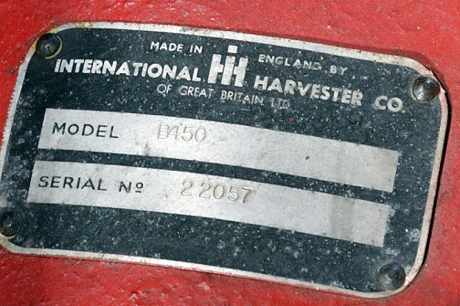 モデルはB450だし、MADE IN ENGLAND BY INTERNATIONAL HARVESTER CO. OF GREAT BRITAIN LTD.って書いてあります。英国製ですね。
