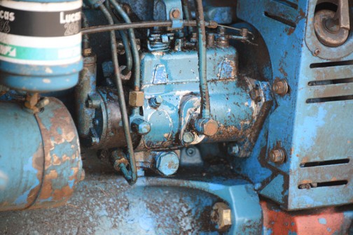 tractordata.comによればFORD4600は、1975年〜1981年　3.3L3気筒ディーゼルで57馬力/2200rpm