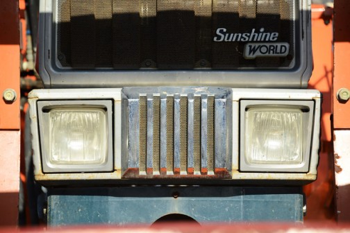 トラックに乗っている姿をよく建機と間違える、サンシャインワールド、クボタM6950DT・・・「撮りトラ」