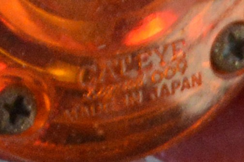 拡大してみると、ウインカーに初めて銘を見つけました。CATEYEです！灯火類は日本で追加されたみたいですね。