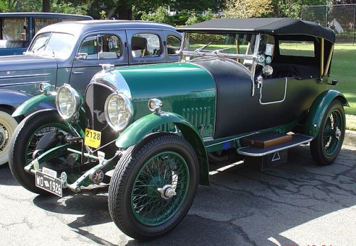 1926年のイギリス車、ベントレーだそうです。（ウィキペディアより）フォードソンと比べてちょっと繊細に見えるくらいです。