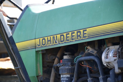 tractordata.comによれば、ジョンディア5400は1992年から1997年。3気筒2.9リッターターボディーゼル68馬力。