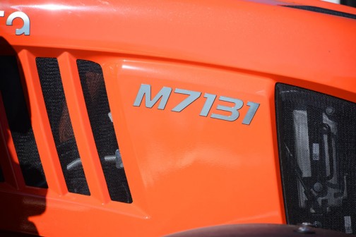 tractordata.comによれば、M7131のエンジンはV6108 4気筒6.1Lディーゼル130馬力。