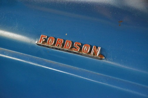 機種名：スーパーデキスタートラクタ 形式・仕様：39.5馬力 製造社・国：フォードソン社　アメリカ 導入年度：1964（昭和39）年 使用経過： 当時の39.5馬力のトラクタは大型タイプ。重作業にも利用範囲が広く、キメ細かい仕事ができる機能を有し、使いやすく人気の高い機種であった。