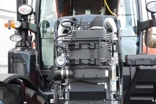 tractordata.comによるとクボタM7171はV6108型4気筒ディーゼル6.1Lの170馬力になっています。 クボタM7001　M7171PC-MSPFHM1-JP　価格￥参考出品 ★170馬力 ★総排気量：6.124L ★クボタV6108エンジン搭載 ★国内特自排ガス4次規制に余裕で適合 ★300L燃料タンクと38L尿素水タンク ★最適な自動変速制御