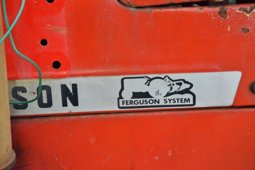 tractordata.comによればこのモデルは1964年〜1975年まで作られたロングセラーで、エンジンはパーキンスAD3.152、3気筒2.5L45馬力1300rpmだそうです。